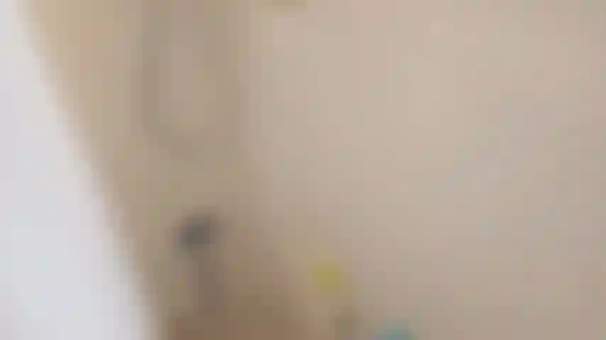 Guardone si masturba sotto la doccia.