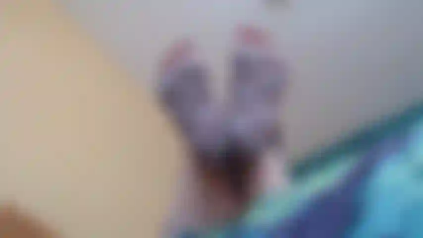 Spingi il tuo cazzo pervertito nei miei caldi calzini invernali.