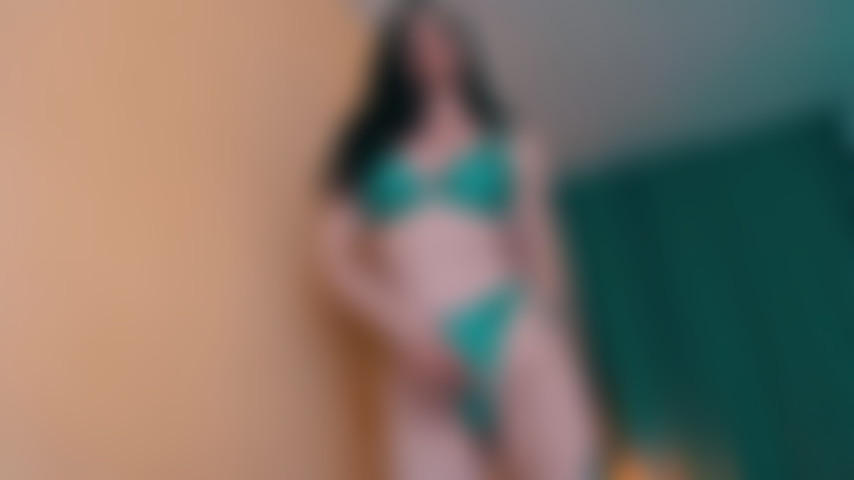 Con piccoli cazzi femminili e bikini luccicanti.