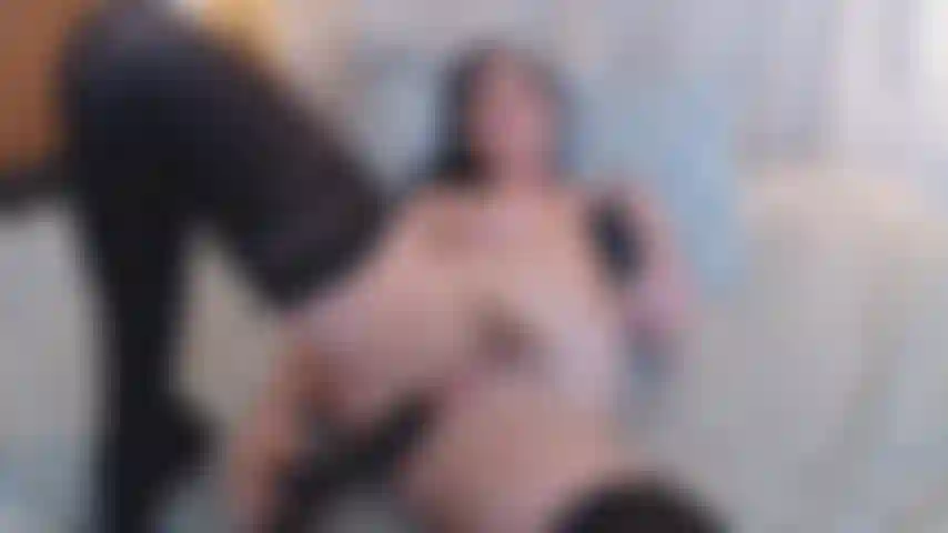 Scopo la mia figa cremosa con un grosso cazzo finché non vengo.