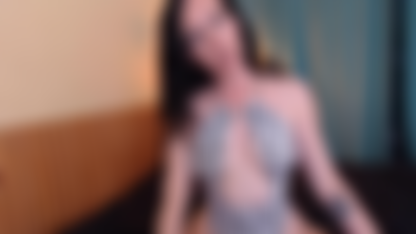 Una vecchia, flaccida, stronza col cazzo rotto.