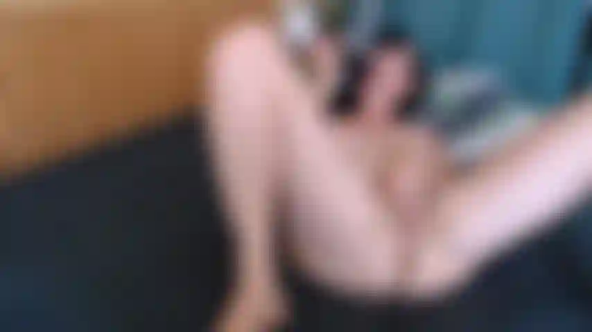 Scopo la mia figa rosa pelosa con un grosso dildo nero.