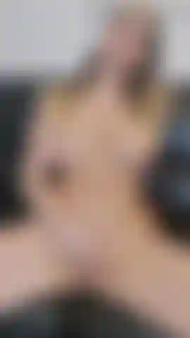 Faccio sesso anale sul divano.