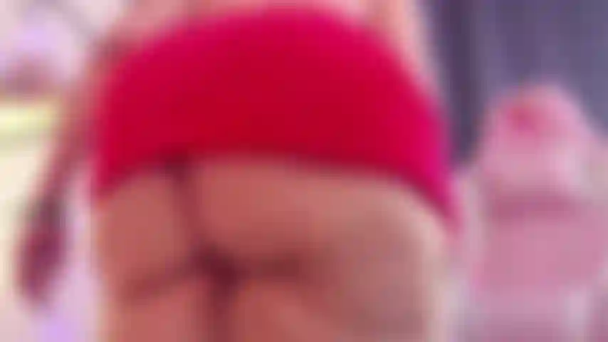 Batto le natiche e alzo la gonna rossa.