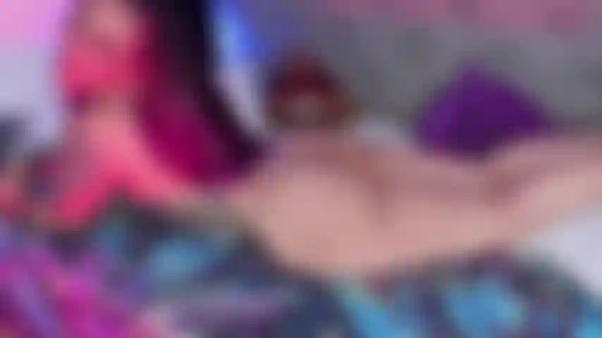 - A faccia in giù sul letto che batte le natiche -.