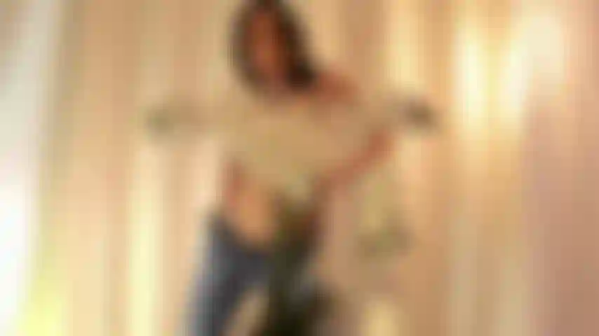 Topless e jeans.