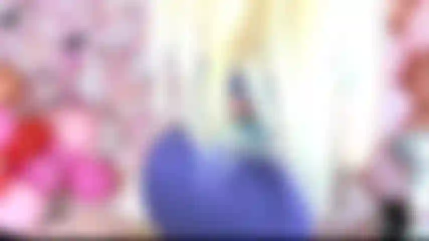 Cavalcando un dildo saltando sul tuo cazzo e assaggiando il succo della mia figa.