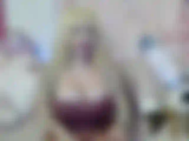 Una spagnola con 32 tette oliate, che indossa un corsetto sexy.