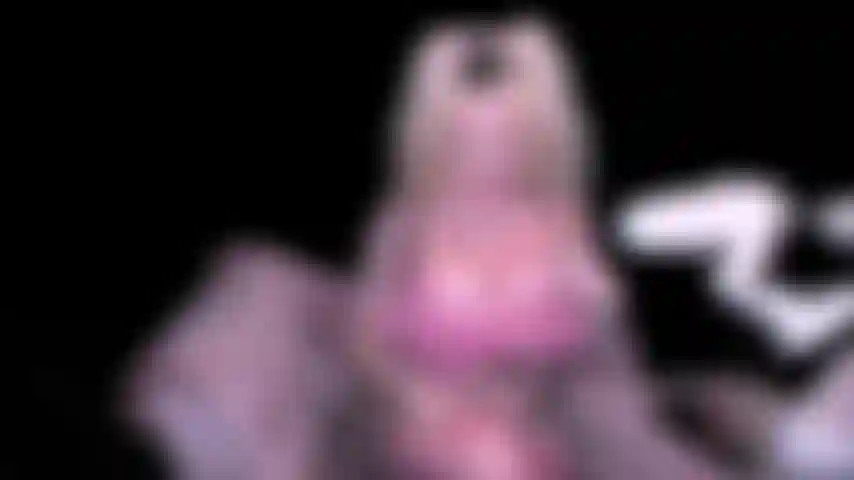 Oliare le tette, scopare una spagnola, twerkare nuda, scopare nella figa, indossare calze e vestito rosa.