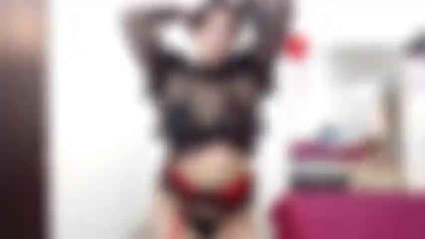 La bella latina ti conquista con il suo viso.