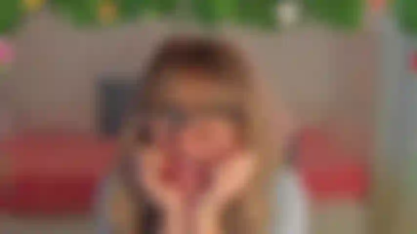 Il tuo grosso cazzo in bocca - ti piace che lo tocchi con la mano o preferisci che lo tocchi con la bocca?