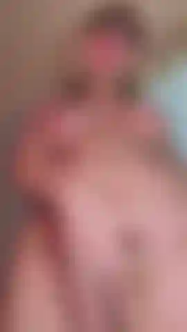 Venere i miei peli - sono nuda, mi tocco, e tu diventi pazzo per i miei peli… sogni di assaporare il mio piccolo ciuffo… mi guardi mentre allargo le labbra per mostrarti quanto sono rosa e bagnata… poi ti cavalco e strofino i miei peli contro di te! La mia bella figa naturale aspetta solo te… vieni a venerarla!