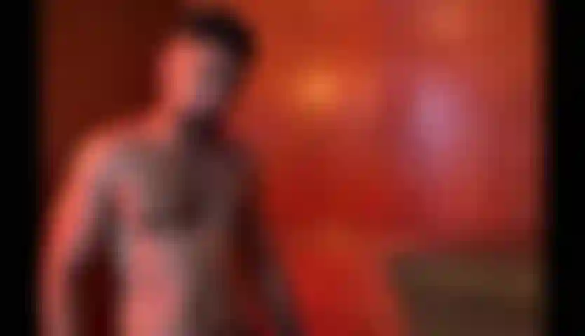 Voglio baci sul mio petto.