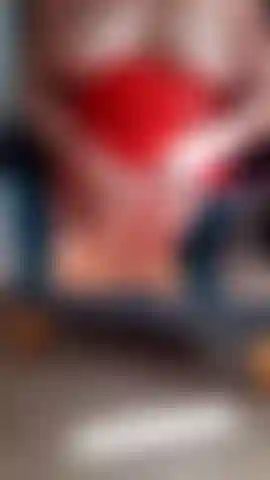 Una puttana con stivali in pvc che si sditalina i capezzoli e mangia sperma.