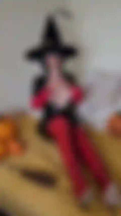 Una strega con stivali guantati in pvc di halloween che fa sesso anale! Cum dolcetti.