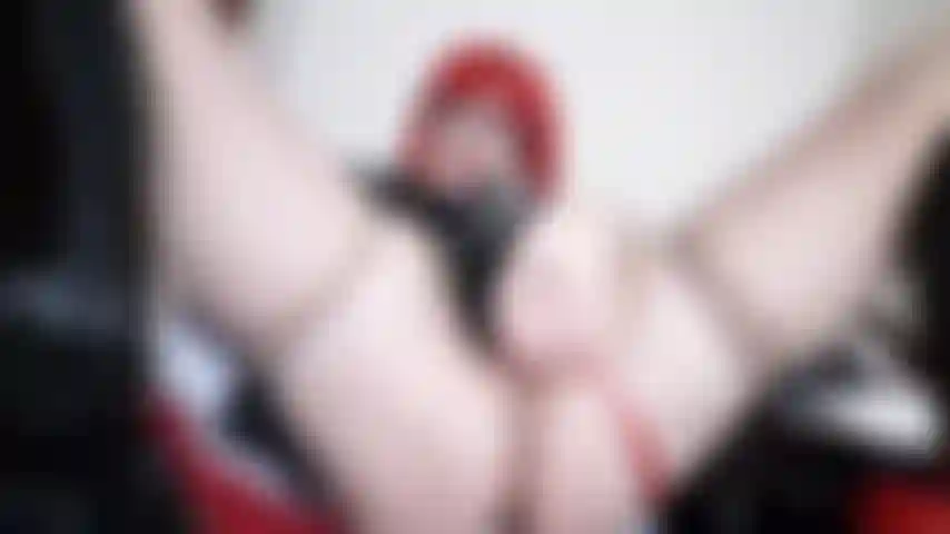 Una cameriera francese con stivali in pvc che squirta con forza, cazzo.