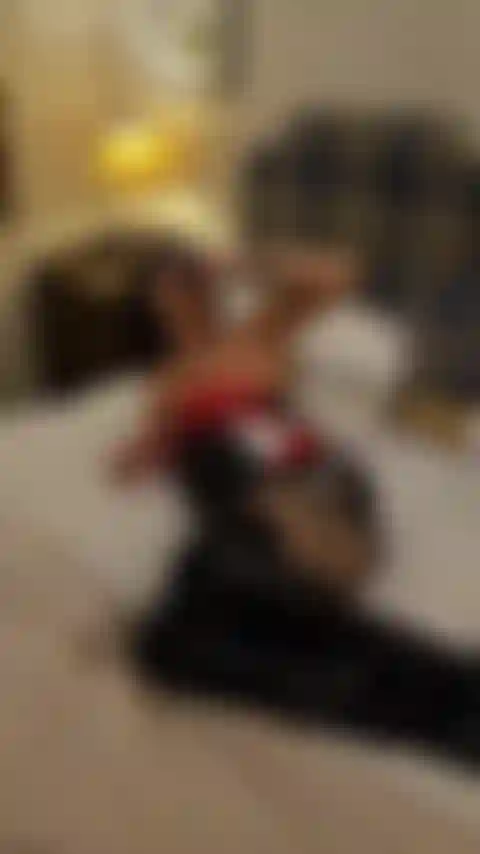 Una troia con stivali in pvc sul letto dell'hotel, un grosso vibratore, succhia e scopa.