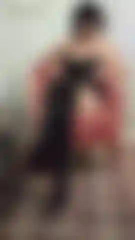 Stivali di raso e nylon, puttana che spinge la fica, una puttana succosa che scopa.