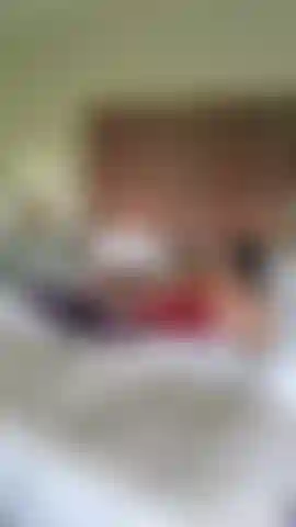 Una puttana con gli stivali in pvc, un giro sul letto d'albergo, un dito che parla sporco e viene!