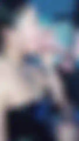 La troia di lato prende un'enorme sborrata in faccia dopo essere stata scopata in gola.