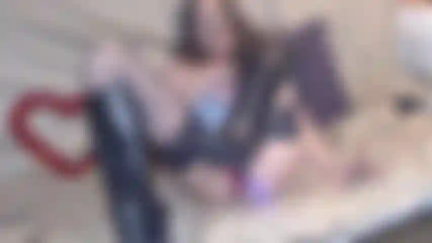 Inzuppandomi le mutandine.