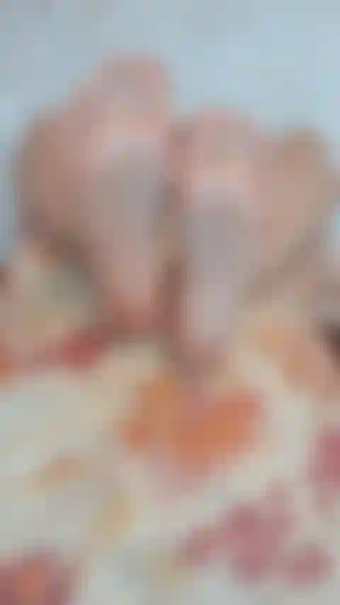 Per gli amanti dei piedi. Muovendo le dita oliate.