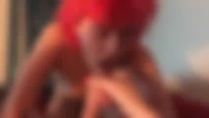 Stuzzico la punta del suo cazzo con il mio piercing alla lingua finché non mi viene in bocca.