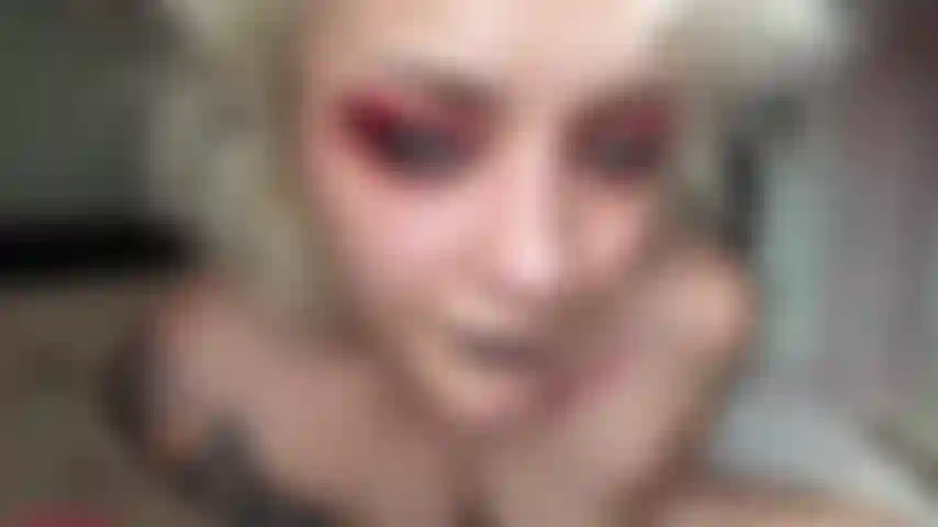 Sborrata in faccia, unghie dei piedi smaltate, leccata e succhiata delle dita dei piedi, pompino bavoso, giochi anali, scoparmi la figa con un dildo grosso, 13 minuti.