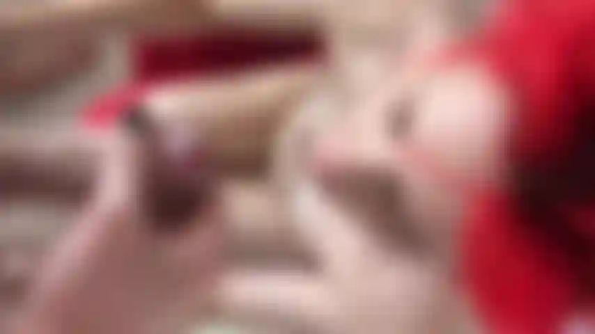 Gli prendo in giro il cazzo finché non mi viene in faccia!!