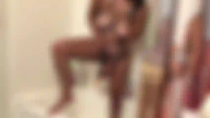 Vieni a guardarmi scoparmi sotto la doccia e succhiare a fondo il mio giocattolo!