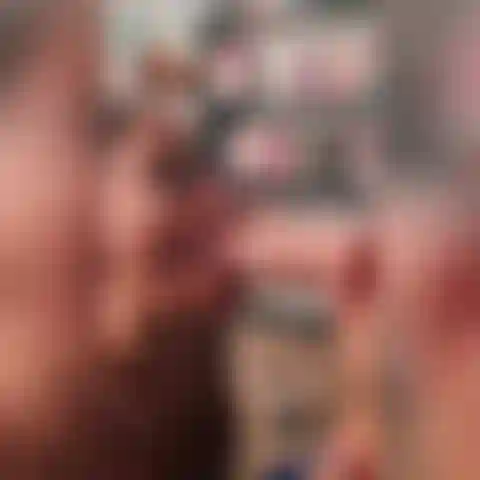 Guardo cum e mi faccio un trattamento facciale con il mio giocattolo squirting.