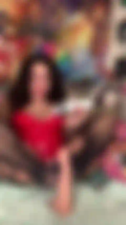 Vieni a guardarmi usare il mio giocattolo che squirta e sporcarmi i piedi ;).