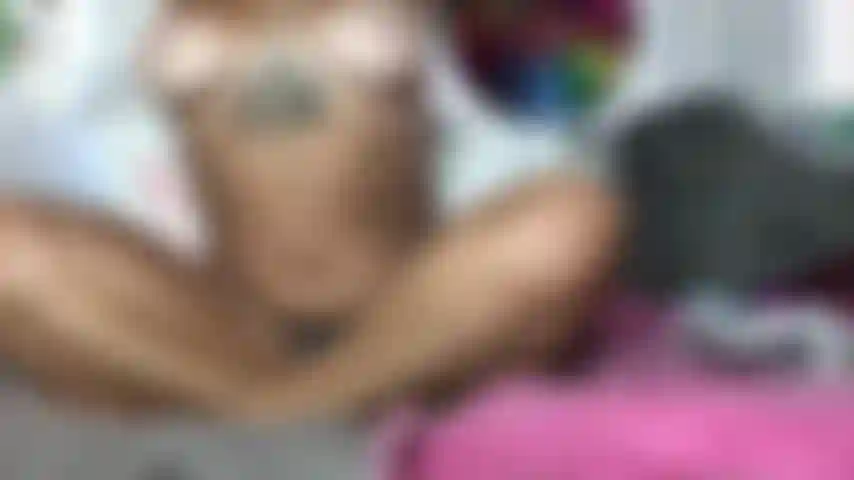 Guardami mentre provo la mia prima doppia penetrazione, il mio sedere non sta bene con il mio dildo.