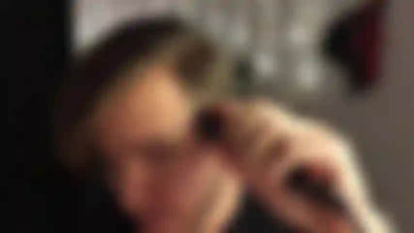 Che si taglia i capelli.