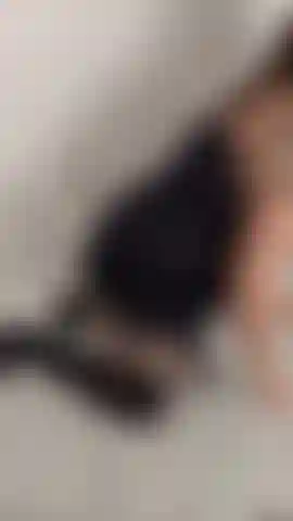 Isabell in lingerie nera.