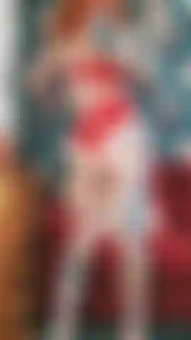 Metto a fare spogliarello lento e giocoso in lingerie rossa.