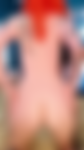 Video del 2022 di una ragazza alternativa pallida e tatuata con vivaci capelli arancioni che cavalca una cowgirl al contrario e sbirciatina nel buco del culo.