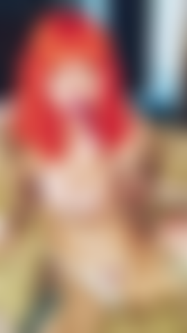 Video bullet clit play 2022, ragazza alternativa pallida e tatuata con vivaci capelli arancioni e mutandine alla fragola che si masturba con un giocattolo a forma di proiettile viola.