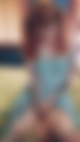 Video 2022 di una ragazza alternativa, rossa, pallida e tatuata, con trecce, vestito blu, che si masturba con vibratore e stimolatore del clitoride.