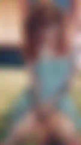 Video 2022 di una ragazza alternativa, rossa, pallida e tatuata, con trecce, vestito blu, che si masturba con vibratore e stimolatore del clitoride.