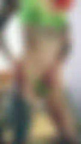 Che cavalca un dildo su una sedia con un succhia-clitoride e raggiunge un doppio orgasmo.