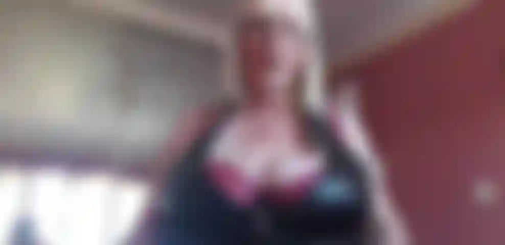 Ho bisogno che tu mi aiuti a farmi scopare il culo vergine.... Per favore.