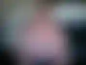 Guardami sputare, leccare e succhiare le mie enormi tette.