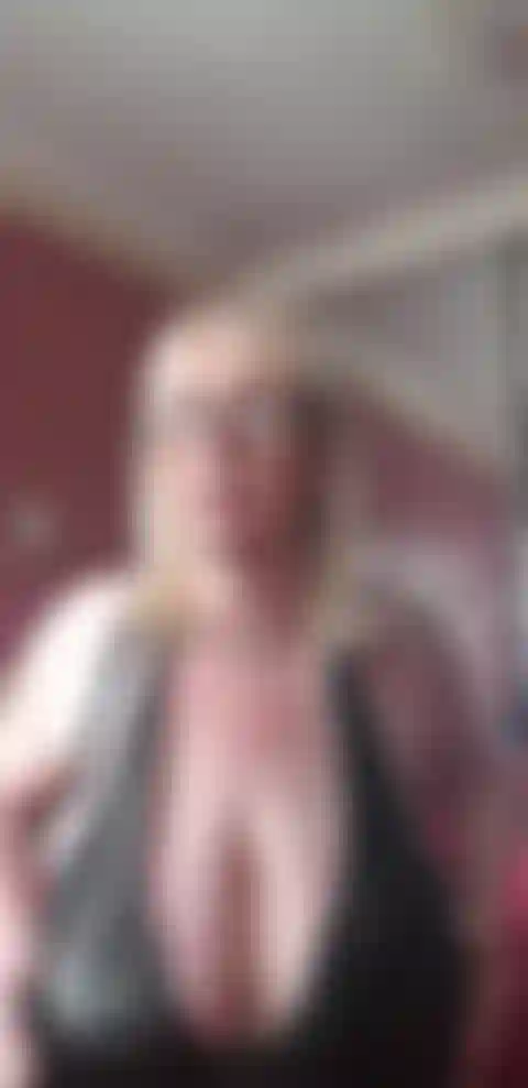 20210126_095548 Sditalinando la mia succosa figa pelosa, infilando il mio dildo da 10 pollici nella mia figa e poi soffocando.