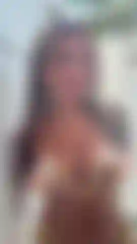 Usando la doccia all'aperto ho deciso di mettermi in mostra per voi hehe ho insaponato ogni centimetro del mio corpo poi ho lasciato che quel piccolo vibratore rosa facesse il resto prima i capezzoli, poi direttamente sulla mia figa finché sono venuta così forte che le gambe mi tremavano e sono quasi caduta.