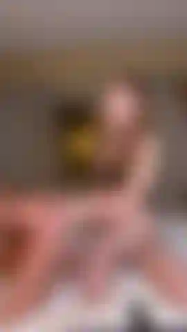 Non sapevo che potesse farsi sentire così bene. La mia migliore amica e io abbiamo finalmente superato il limite ed è stata pura estasi — guardaci fare scissoring, i nostri corpi stretti l'uno all'altro, i vibratori che ronzano sui nostri clitoridi finché non tremiamo entrambe e veniamo così forte. Questo è il vero piacere.