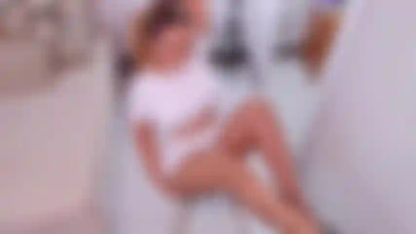 Si tocca il mio vestito bianco sexy.