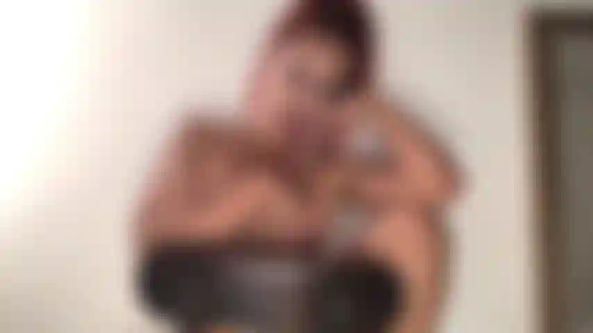 206 Cavalca il mio vibratore sulla sedia.