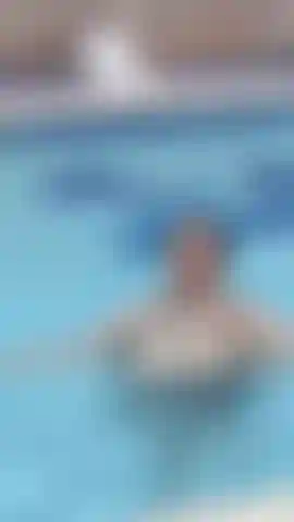Vuoi vedere come i miei seni rimbalzano nell'acqua? Guardami e immagina solo se fossi lì.