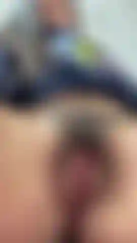 Pronta a sentire la tua lingua nella mia figa pelosa.